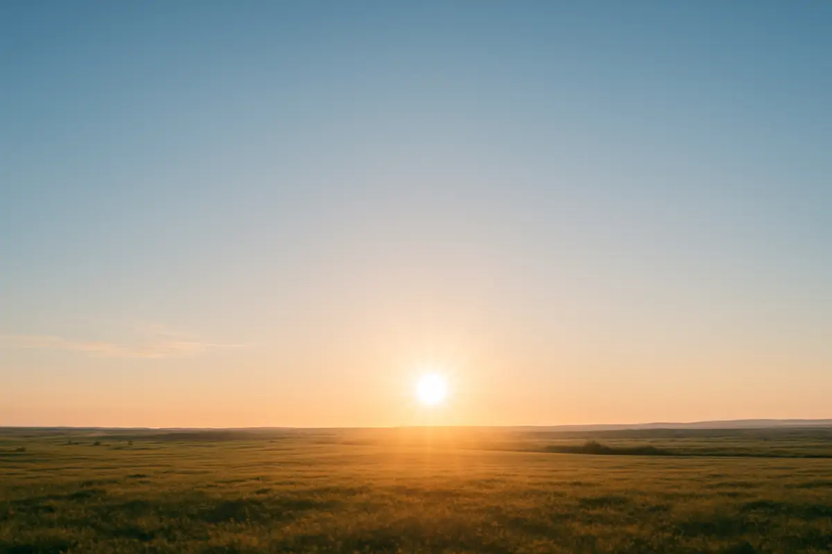 Sonnenaufgang über sanften Wiesen – Symbol für Neubeginn, Frieden und Ko-Kreation