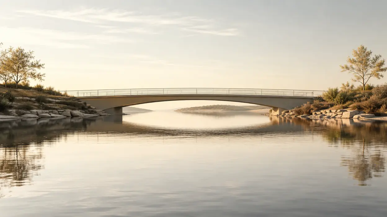 Schlichte Brücke über ruhigem Wasser als Symbol für Orientierung, Verbindung und tragfähige Entscheidungen im Business-Coaching.